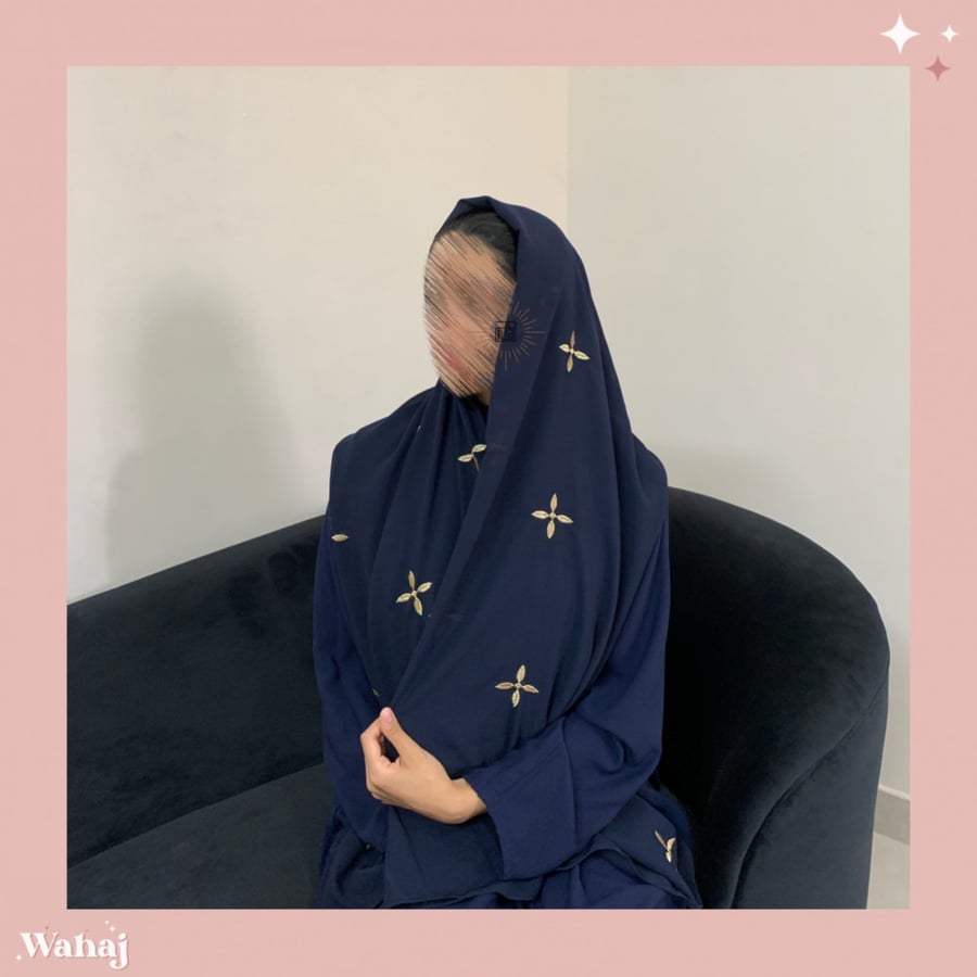 طرحة بتطريز ذهبي