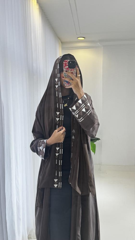 عبايه باللون البني