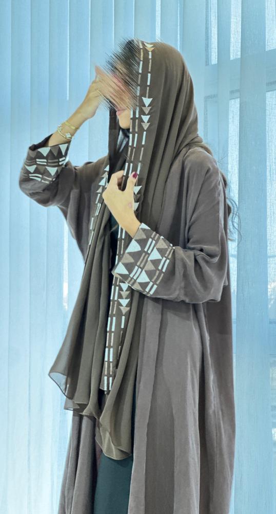 عبايه باللون البني