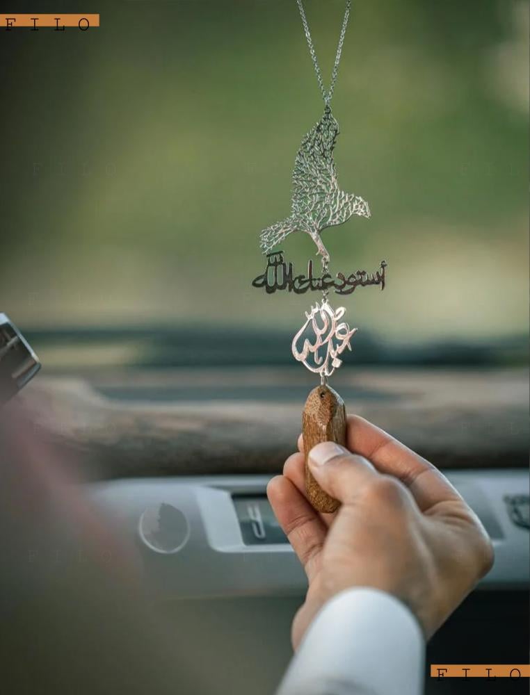 تعليقة سيارة عود مع رسمة الصقر