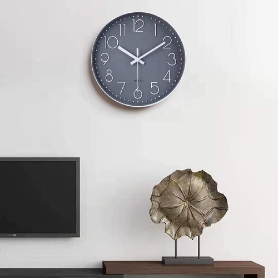 ساعة حائط دائرية بإطار أسود