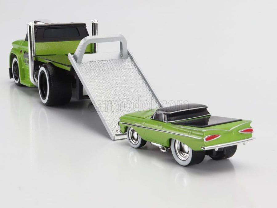 Chevrolet C60 Flatbed 1966 with Chevrolet El Camino 1959 Light Green 1:64 Maisto 11532-03