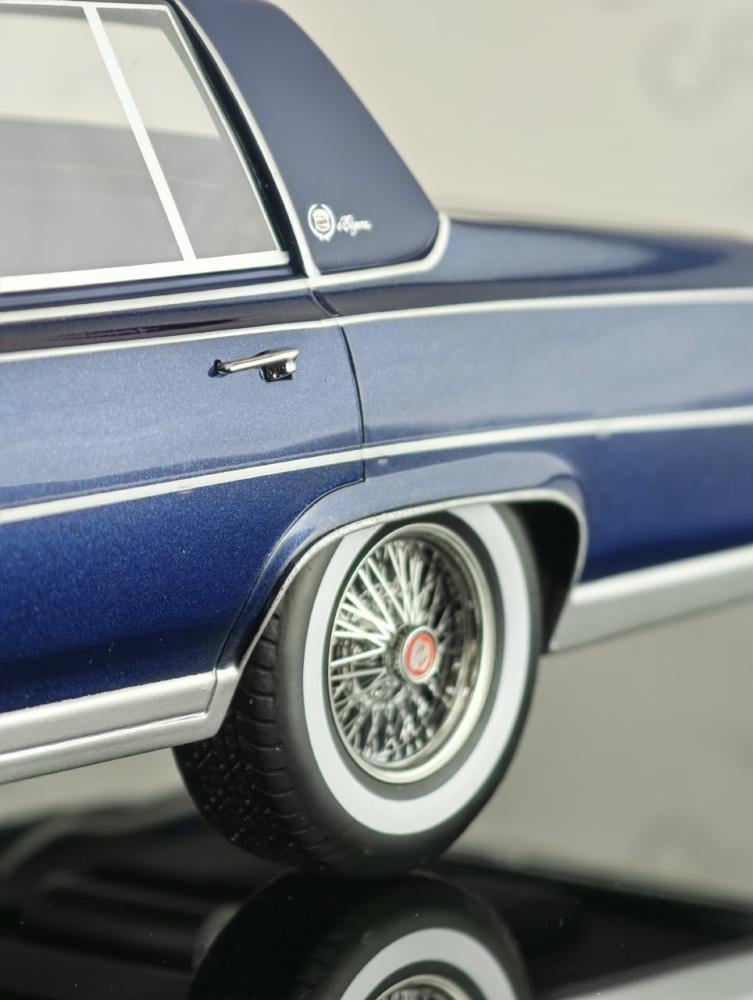Cadillac Fleetwood Brougham 1982 Dark Blue 1:18 BOS418 250792 BoS-Models