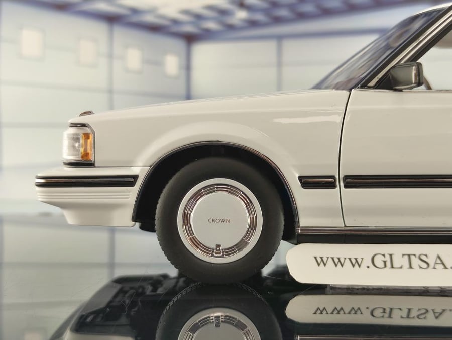 Toyota Crown MS122 White (Red Interior) 1:18 XiaoGuang 8250611W-1