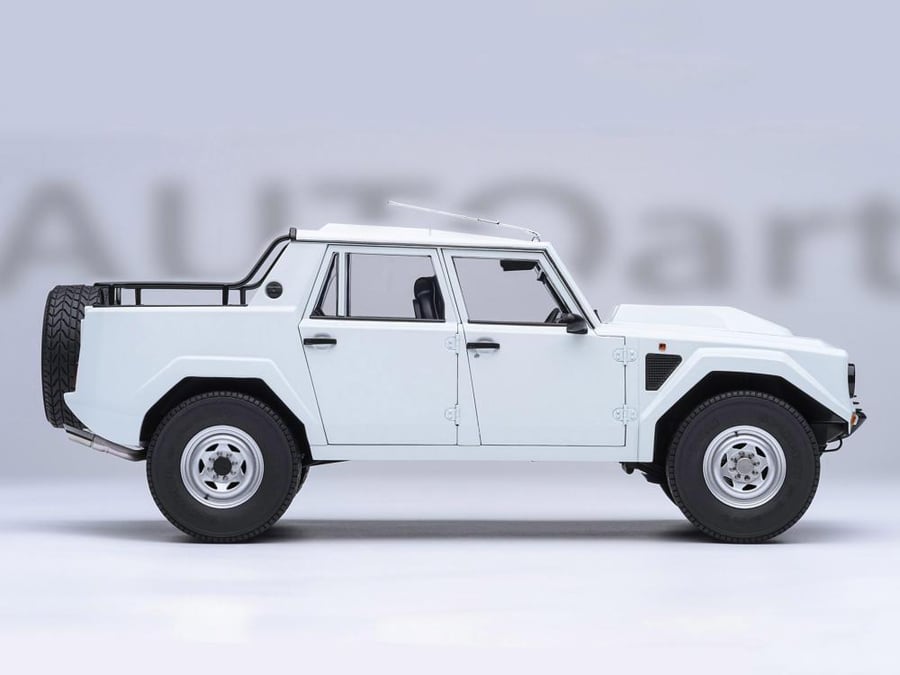 PRE-ORDER (4 Weeks) Lamborghini LM002 Bianco Polo Park (White) 1:18 AUTOart 74549