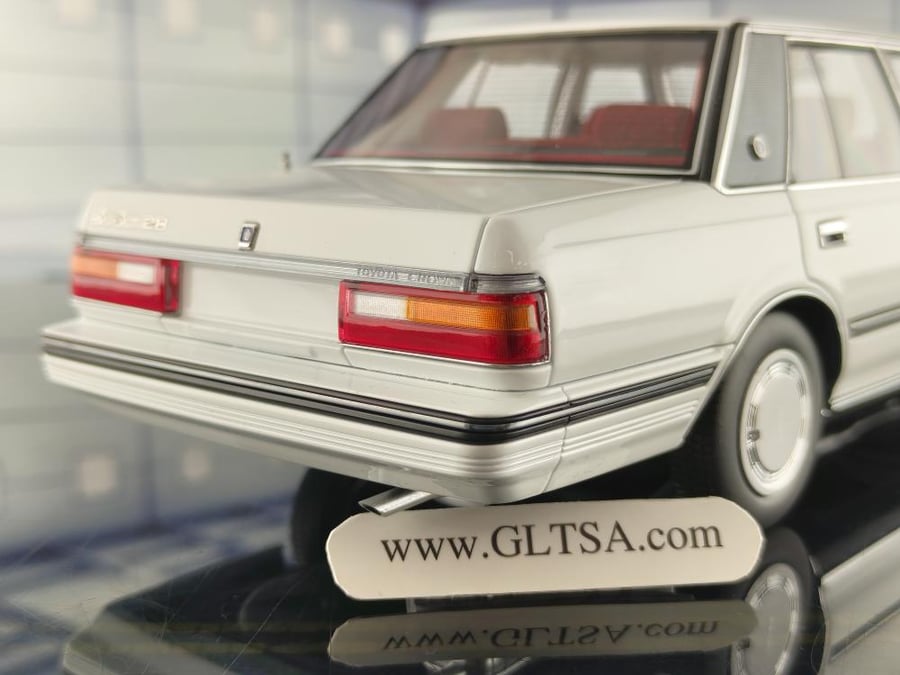 Toyota Crown MS122 White (Red Interior) 1:18 XiaoGuang 8250611W-1