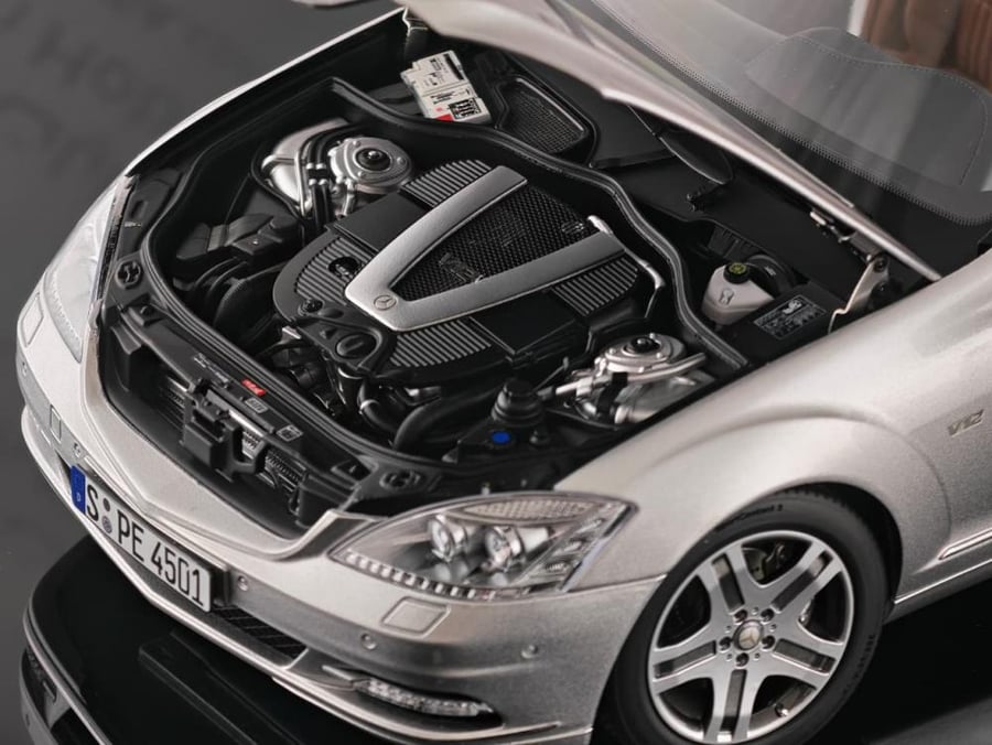 Mercedes-Benz S-Class S600L (W221) Iridium Silver Metallc with Extra Engine 1:18 MotorHelix M82201
