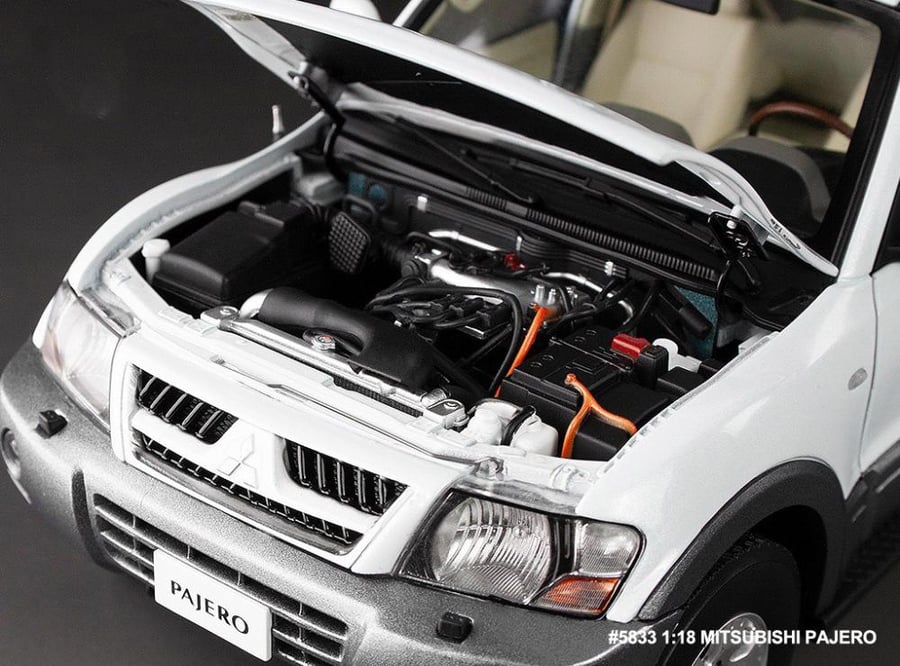 Mitsubishi Pajero V73 White 1:18 SunStar 5833
