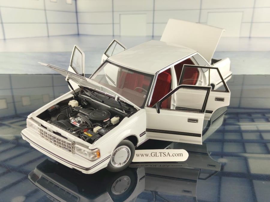 Toyota Crown MS122 White (Red Interior) 1:18 XiaoGuang 8250611W-1