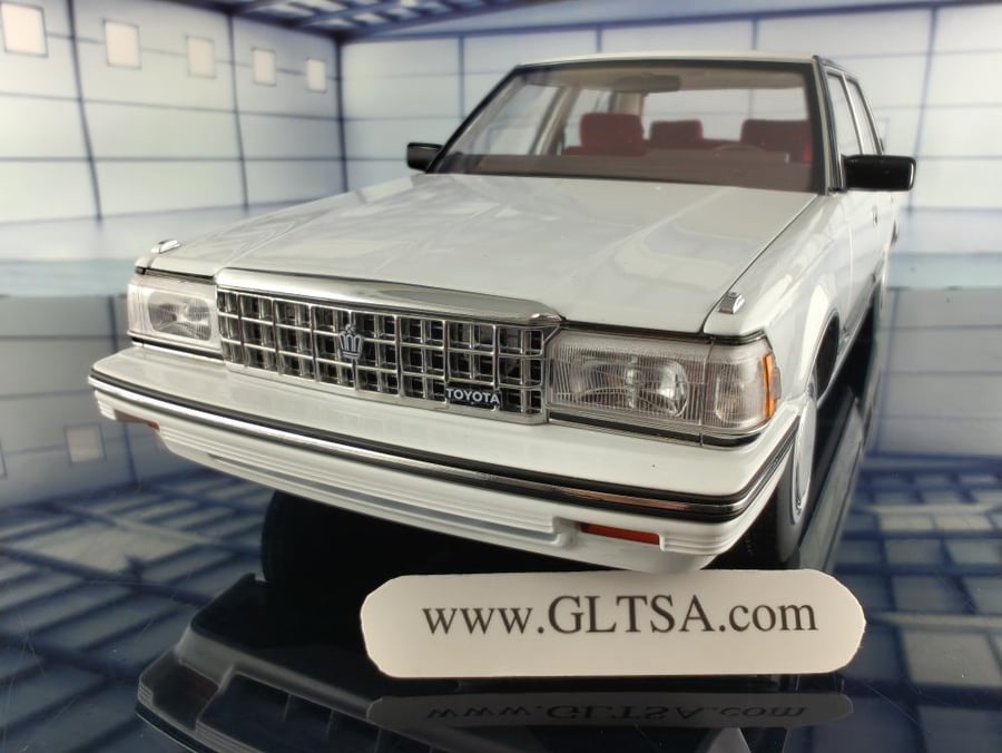 Toyota Crown MS122 White (Red Interior) 1:18 XiaoGuang 8250611W-1
