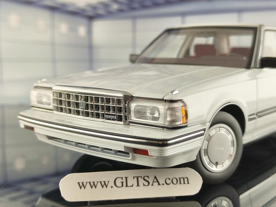 Toyota Crown MS122 White (Red Interior) 1:18 XiaoGuang 8250611W-1
