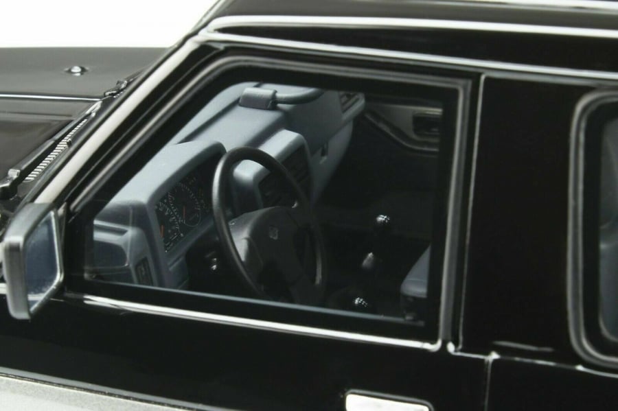 PRE-OWNED Nissan Patrol GR Black / Silver 1:18 Ottomobile OT898