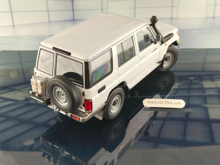 Toyota Land Cruiser 76 White 1:18 Almost Real 870103