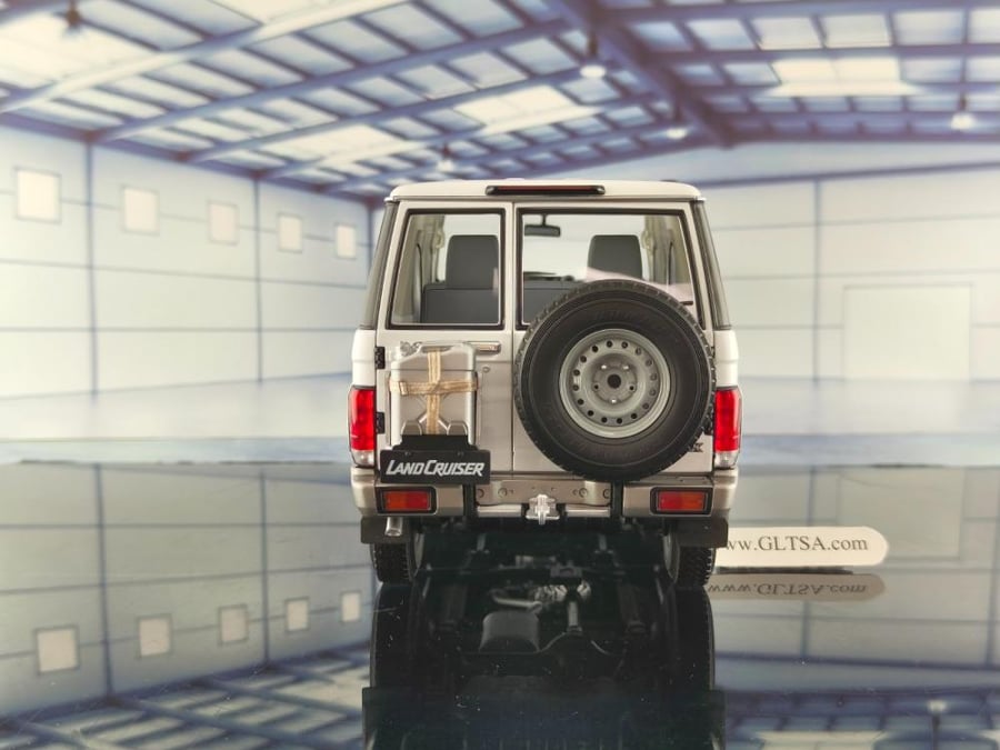 Toyota Land Cruiser 76 White 1:18 Almost Real 870103