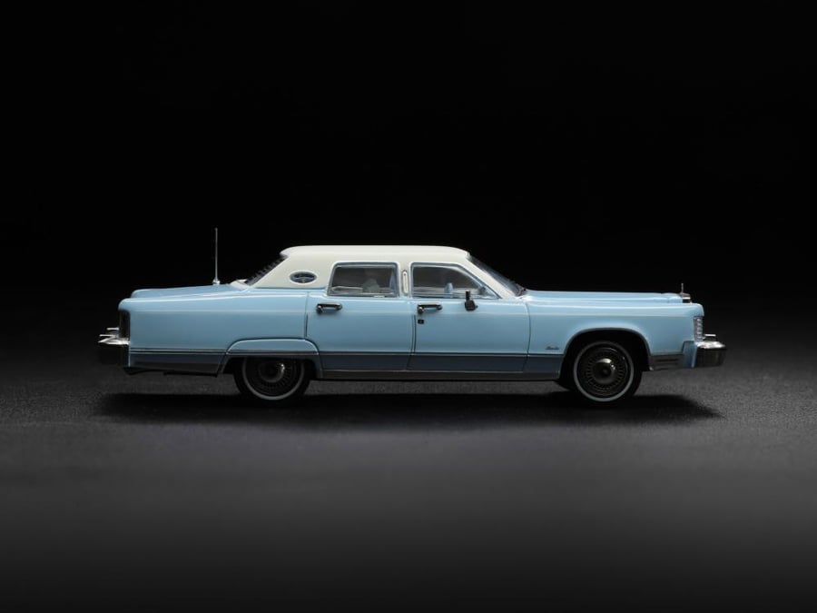 PRE-ORDER (3-4 Weeks) Lincoln Continental Town Car 1979 Wedgewood Blue 1:64 SunStar 60004