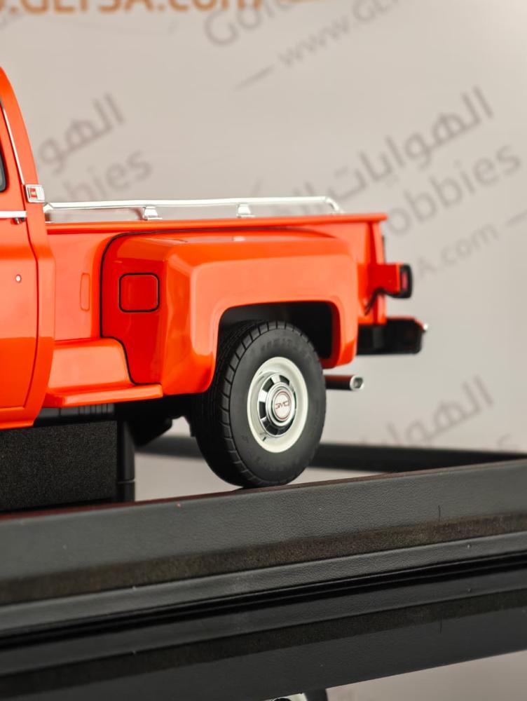 GMC Sierra Classic 3500 1986 Orange Red Pickup Truck 1:18 Old School Models LIMITED 110 PCS
