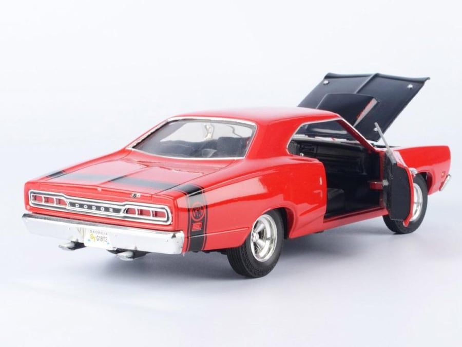 Dodge Coronet Super Bee 1969 Red with Black Hood 1:24 MotorMax 73315