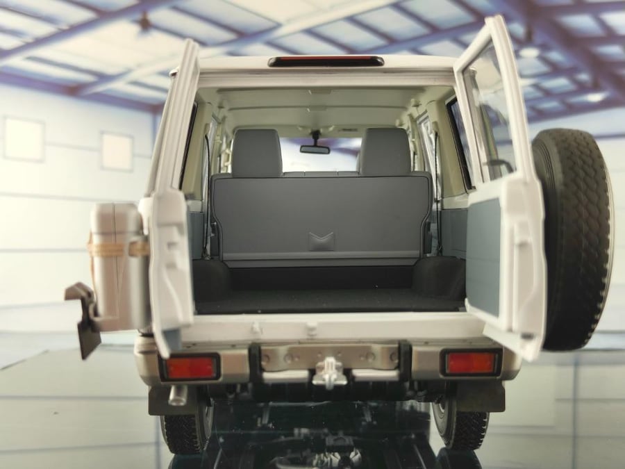 Toyota Land Cruiser 76 White 1:18 Almost Real 870103