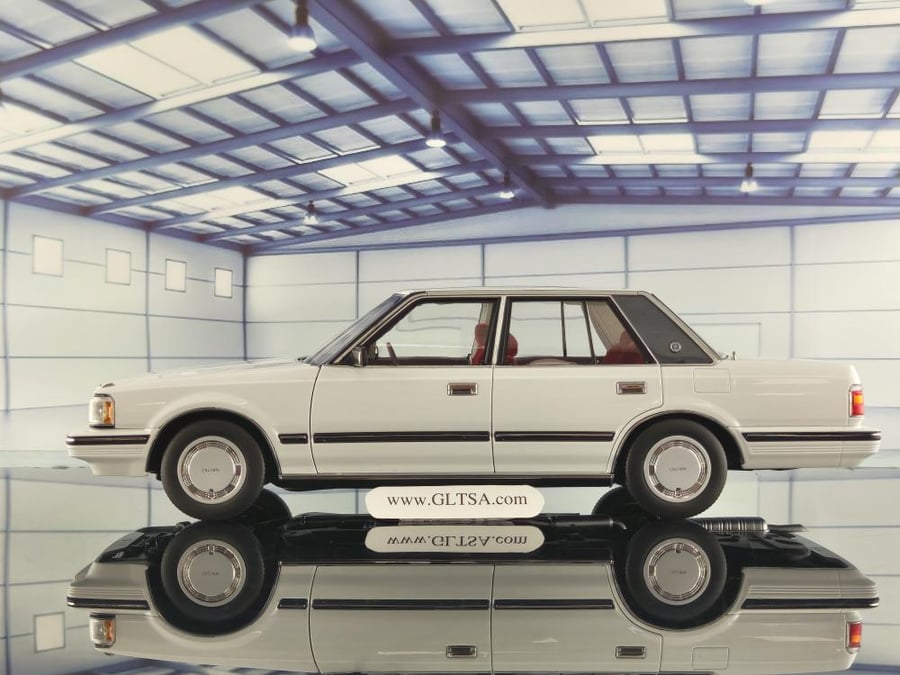 Toyota Crown MS122 White (Red Interior) 1:18 XiaoGuang 8250611W-1