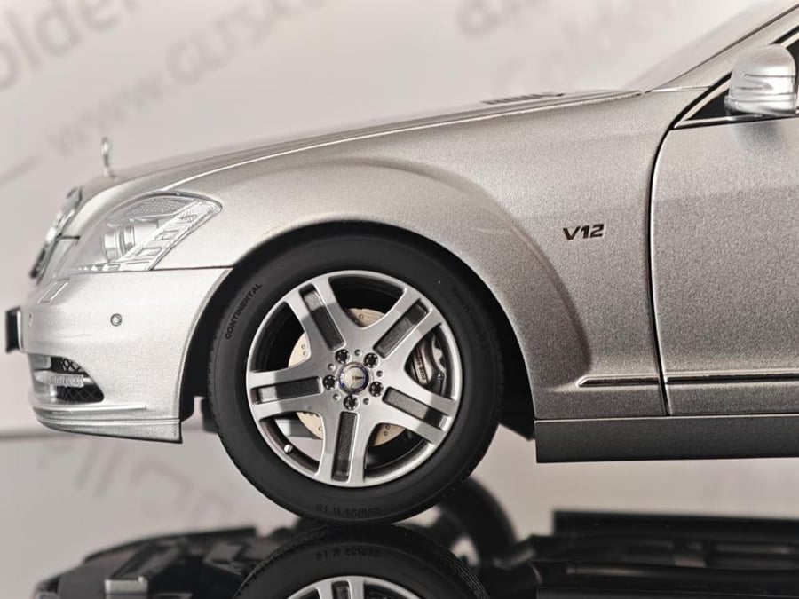 Mercedes-Benz S-Class S600L (W221) Iridium Silver Metallc with Extra Engine 1:18 MotorHelix M82201
