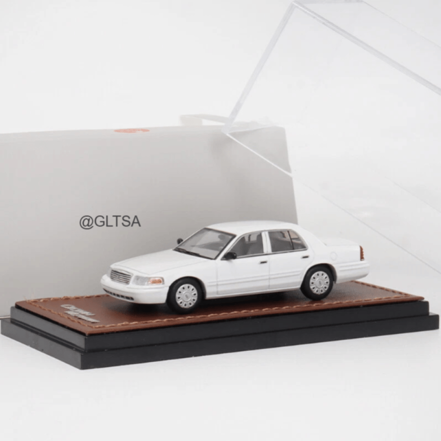 Ford Crown Victoria White 1:64 GOC