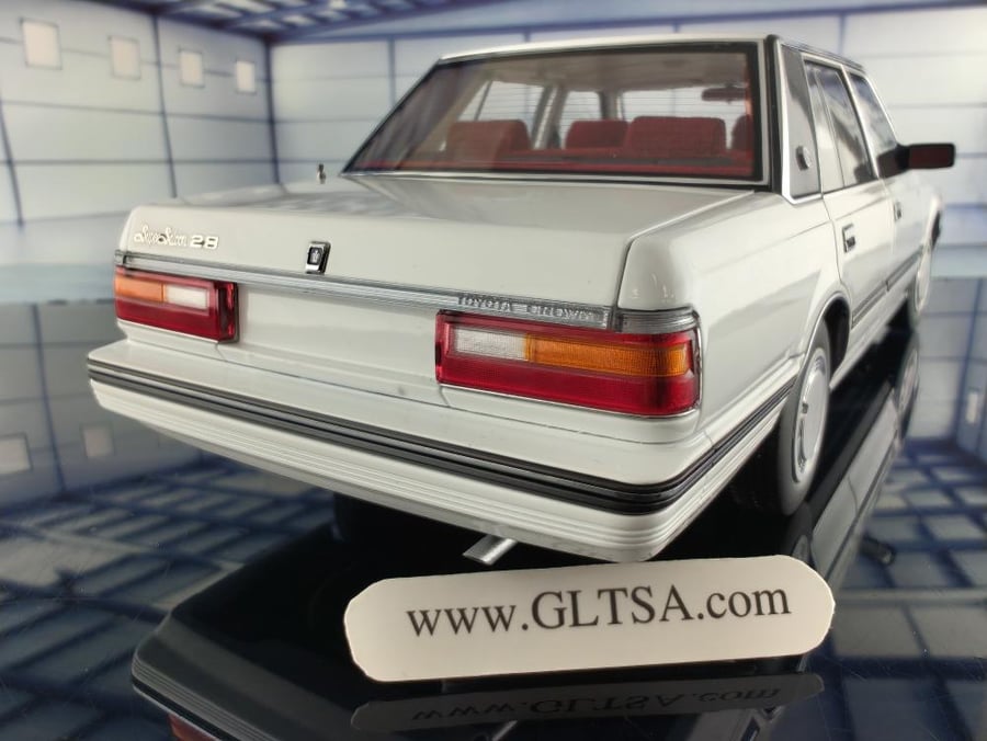 Toyota Crown MS122 White (Red Interior) 1:18 XiaoGuang 8250611W-1