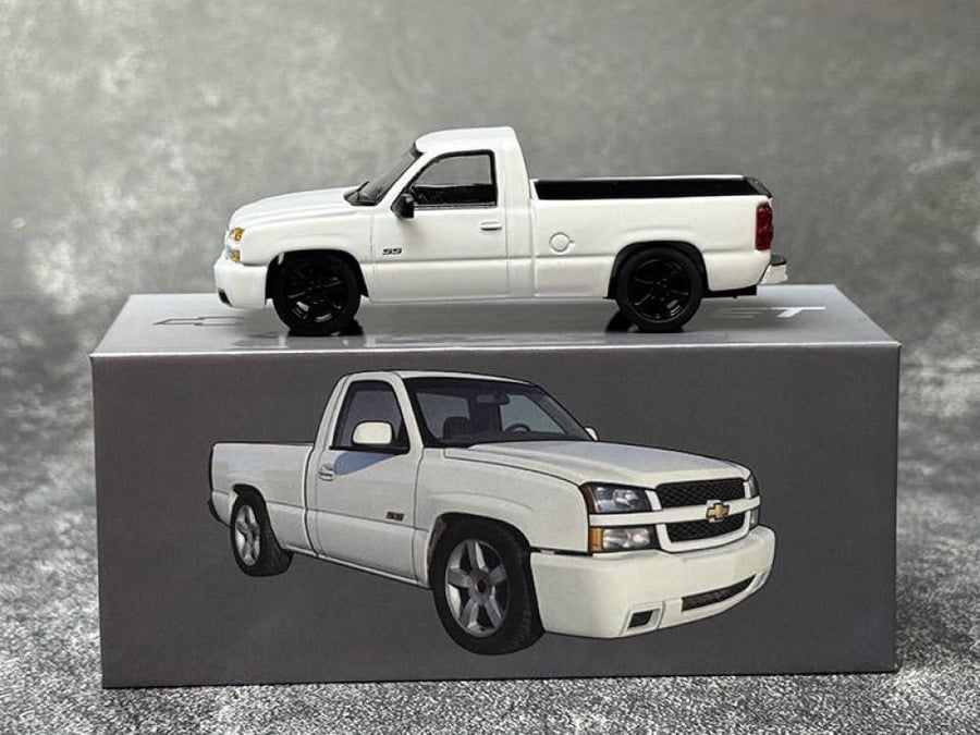 Chevrolet Silverado Single Cab Pick Up Summit White 1:64 Para64 PB-55834