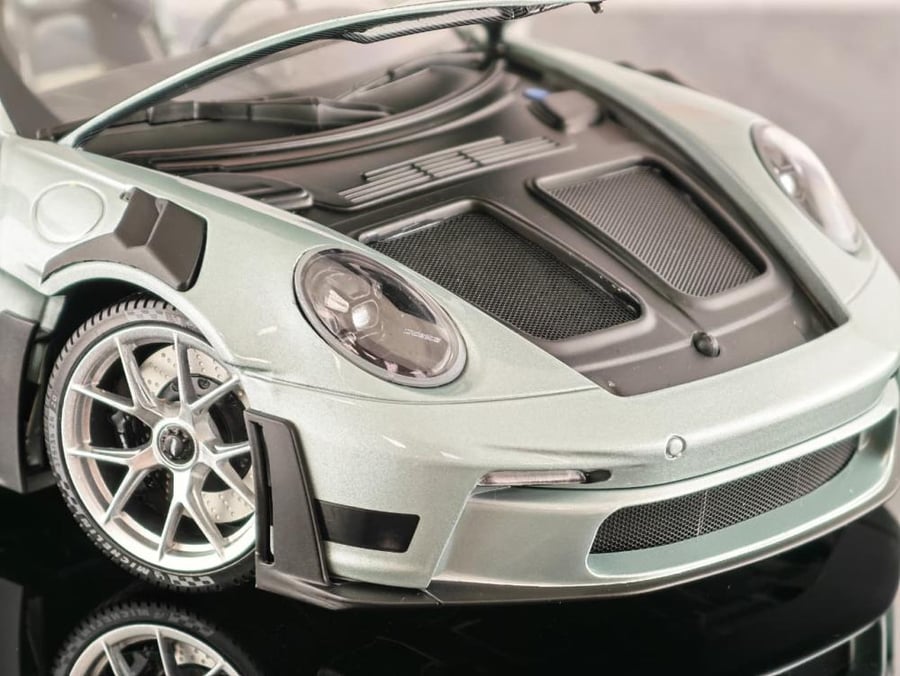 Porsche 911 (992) GT3 RS Silver 1:18 Minichamps LIMITED 400 PCS 110062044