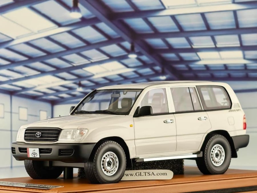 RARE Toyota Land Cruiser White 1:18 Old School Models LIMITED 04/90