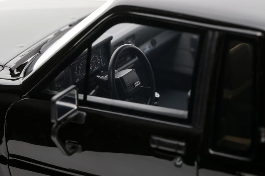 Toyota Hilux SR5 1985 Glossy Black 202 1:18 OTTOmobile OT481B LIMITED 3000 PCS