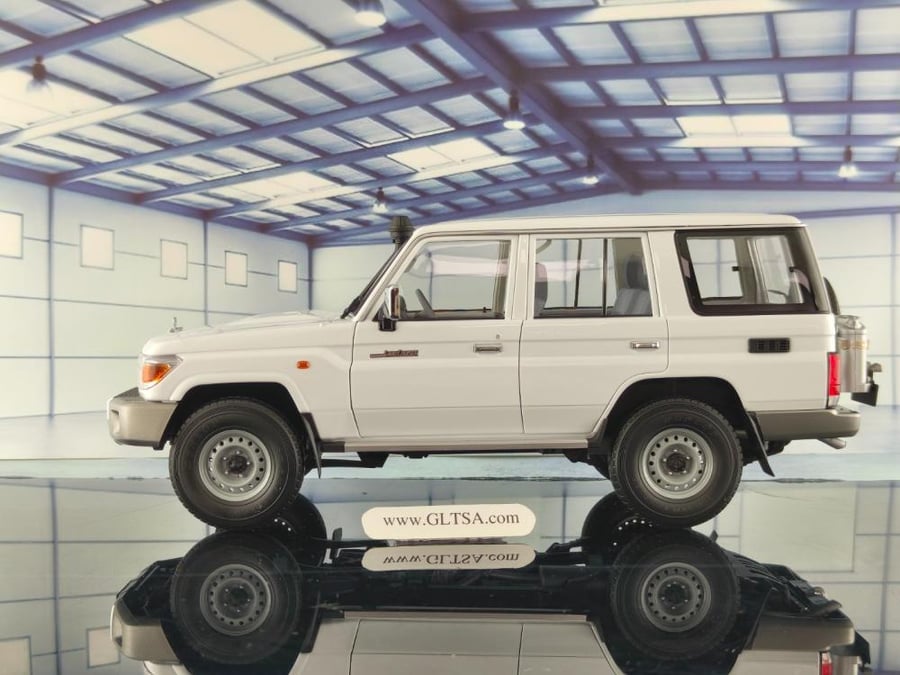 Toyota Land Cruiser 76 White 1:18 Almost Real 870103