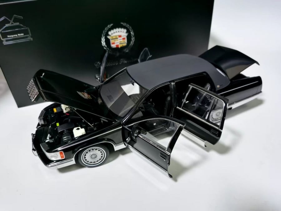 Cadillac Fleetwood Brougham Sedan 1992-1994 Black 1:18 Diecast Car Model Xiaoguang