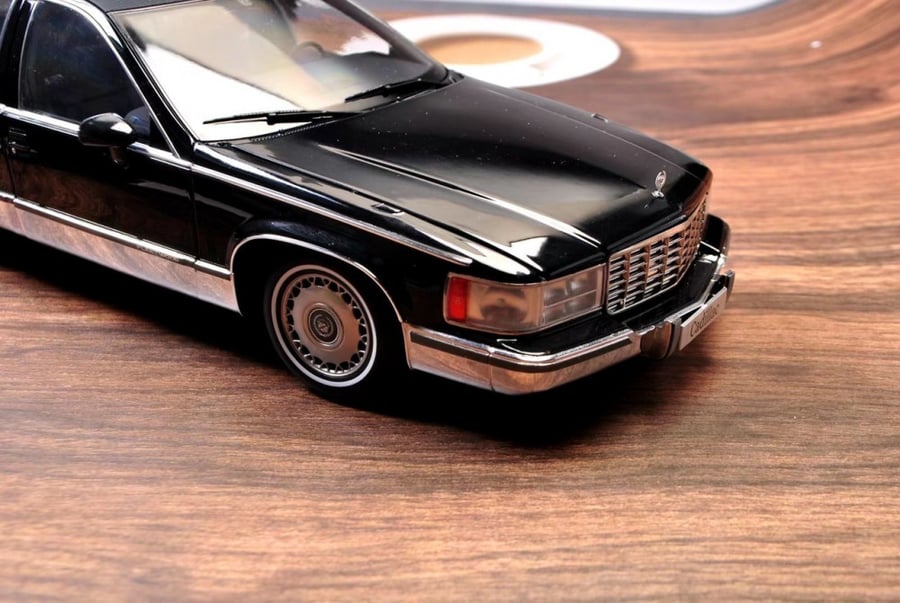 Cadillac Fleetwood Brougham Sedan 1992-1994 Black 1:18 Diecast Car Model Xiaoguang
