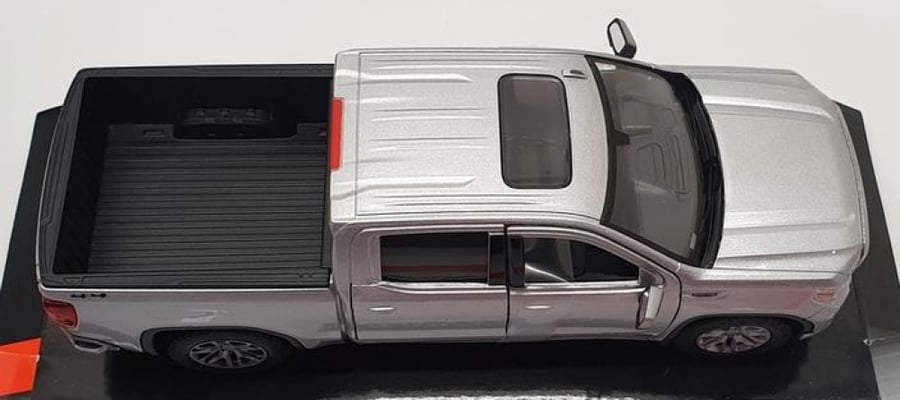 GMC Sierra 1500 SLT Crew Cab Pickup Truck Silver Metallic 1:24 Diecast Model Motormax 79361