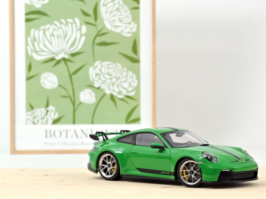 PRE-OWNED Porsche 911 (992) GT3 Green 1:18 Norev 187301 LIMITED 300 PCS