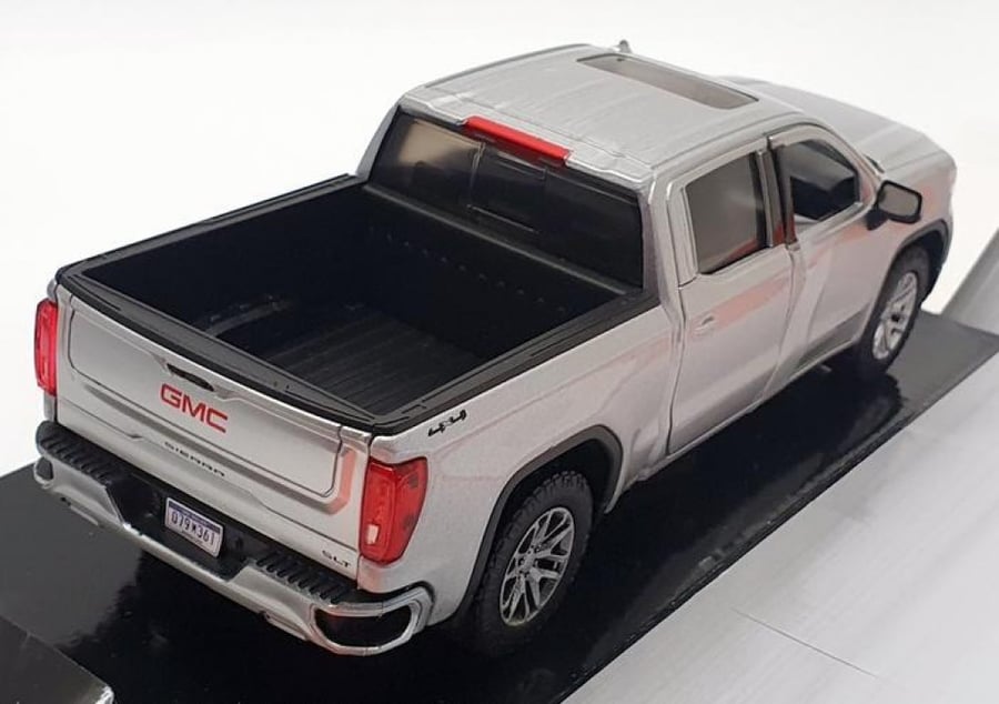 GMC Sierra 1500 SLT Crew Cab Pickup Truck Silver Metallic 1:24 Diecast Model Motormax 79361
