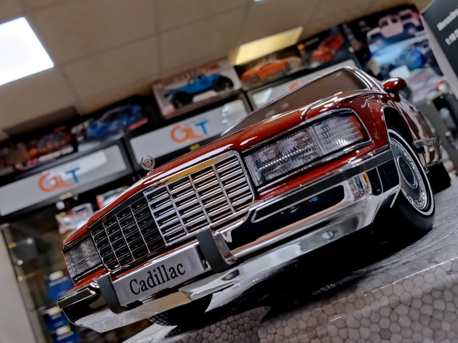 Cadillac Fleetwood Brougham 90s Metallic Red 1:18 Xiaoguang