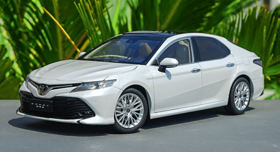 Toyota Camry 8th Generation White 1:18 Diecast Car Model
