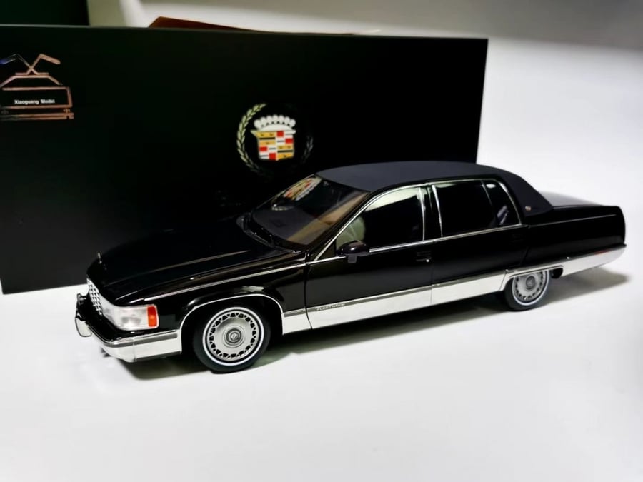 Cadillac Fleetwood Brougham Sedan 1992-1994 Black 1:18 Diecast Car Model Xiaoguang