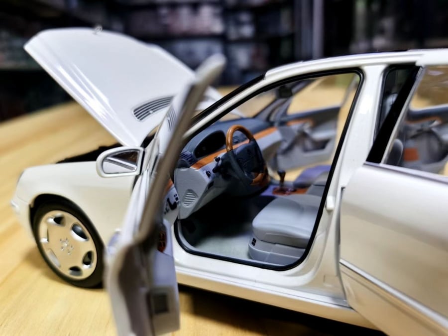 Mercedes-Benz S-Class S-Klasse S600 W220 AMG White 1:18 Norev 183813
