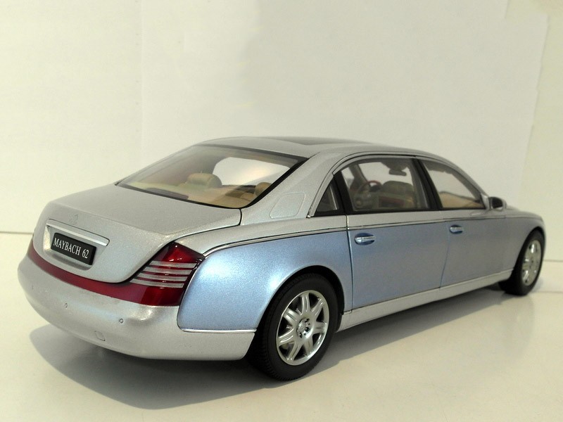 RARE PRE-OWNED Maybach 62 LWB Nayarit Silver / Azur Blue 1:18 AUTOart 76163