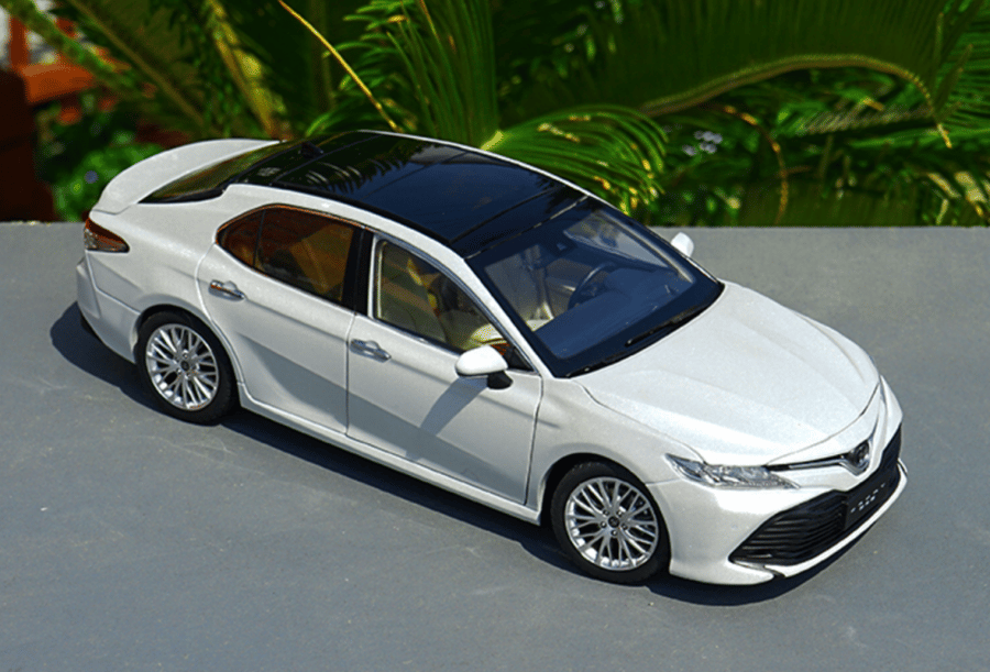 Toyota Camry 8th Generation White 1:18 Diecast Car Model