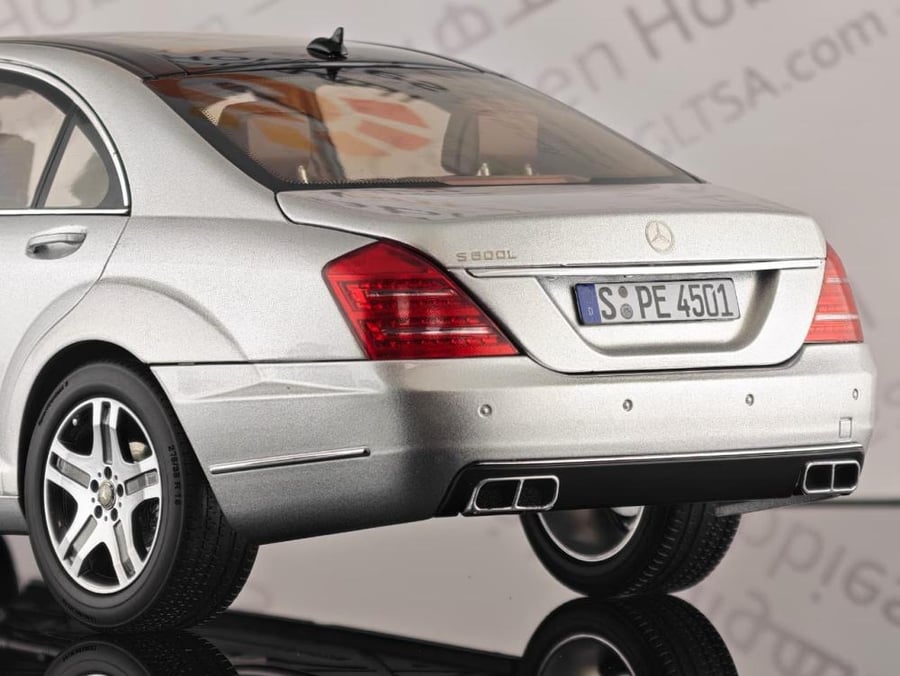 Mercedes-Benz S-Class S600L (W221) Iridium Silver Metallc with Extra Engine 1:18 MotorHelix M82201