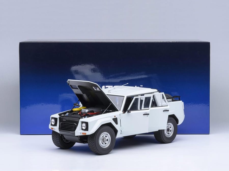PRE-ORDER (4 Weeks) Lamborghini LM002 Bianco Polo Park (White) 1:18 AUTOart 74549