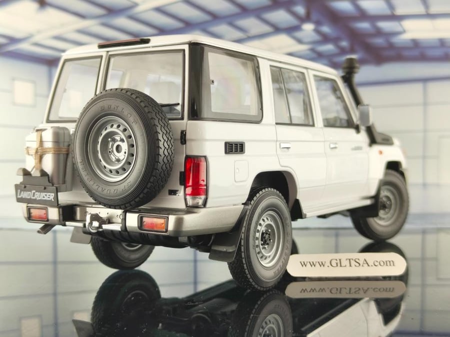 Toyota Land Cruiser 76 White 1:18 Almost Real 870103