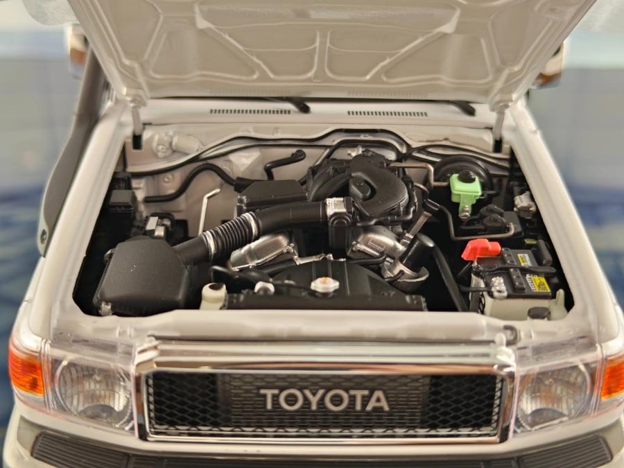 Toyota Land Cruiser 76 White 1:18 Almost Real 870103