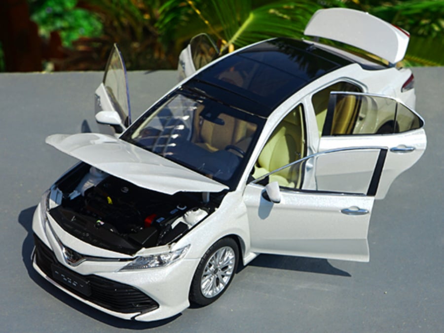 Toyota Camry 8th Generation White 1:18 Diecast Car Model