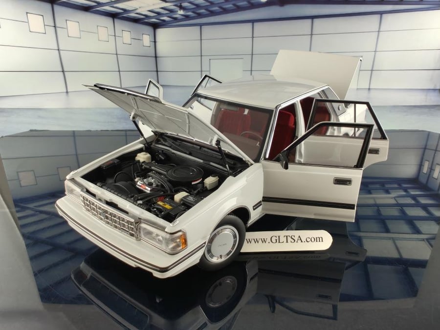 Toyota Crown MS122 White (Red Interior) 1:18 XiaoGuang 8250611W-1