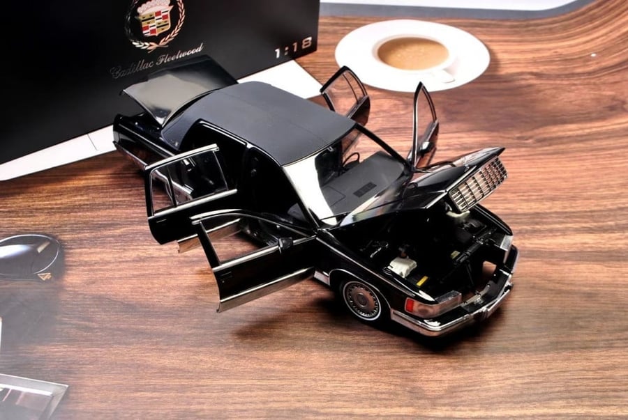Cadillac Fleetwood Brougham Sedan 1992-1994 Black 1:18 Diecast Car Model Xiaoguang