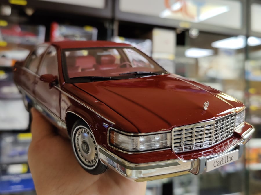 Cadillac Fleetwood Brougham 90s Metallic Red 1:18 Xiaoguang